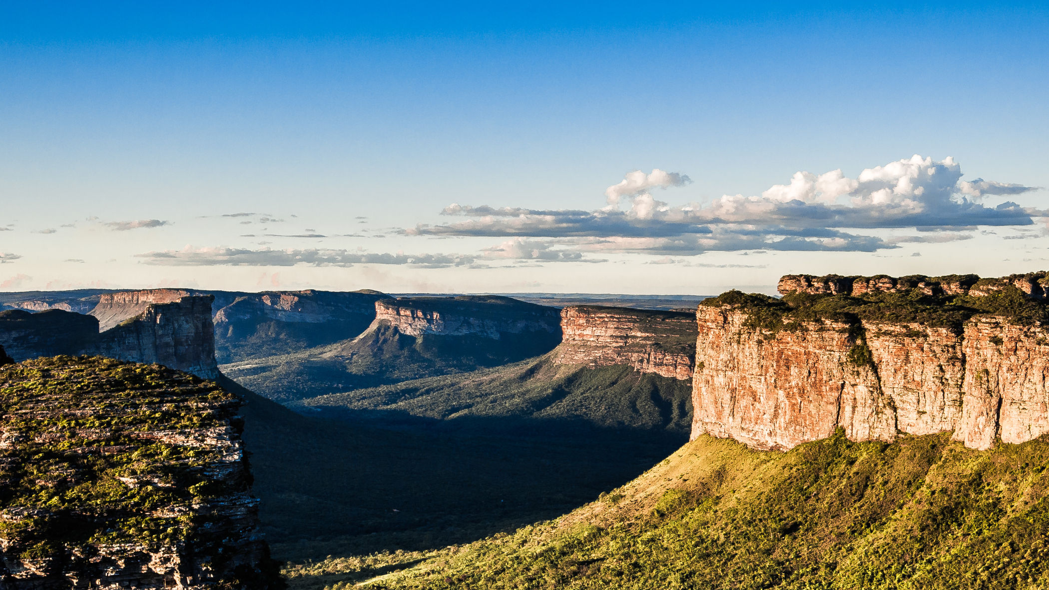 Cena de reportagem: chapada Diamantina Tabletop Mountains and Hiking in Brazil, no trecho “De ônibus e de avião”