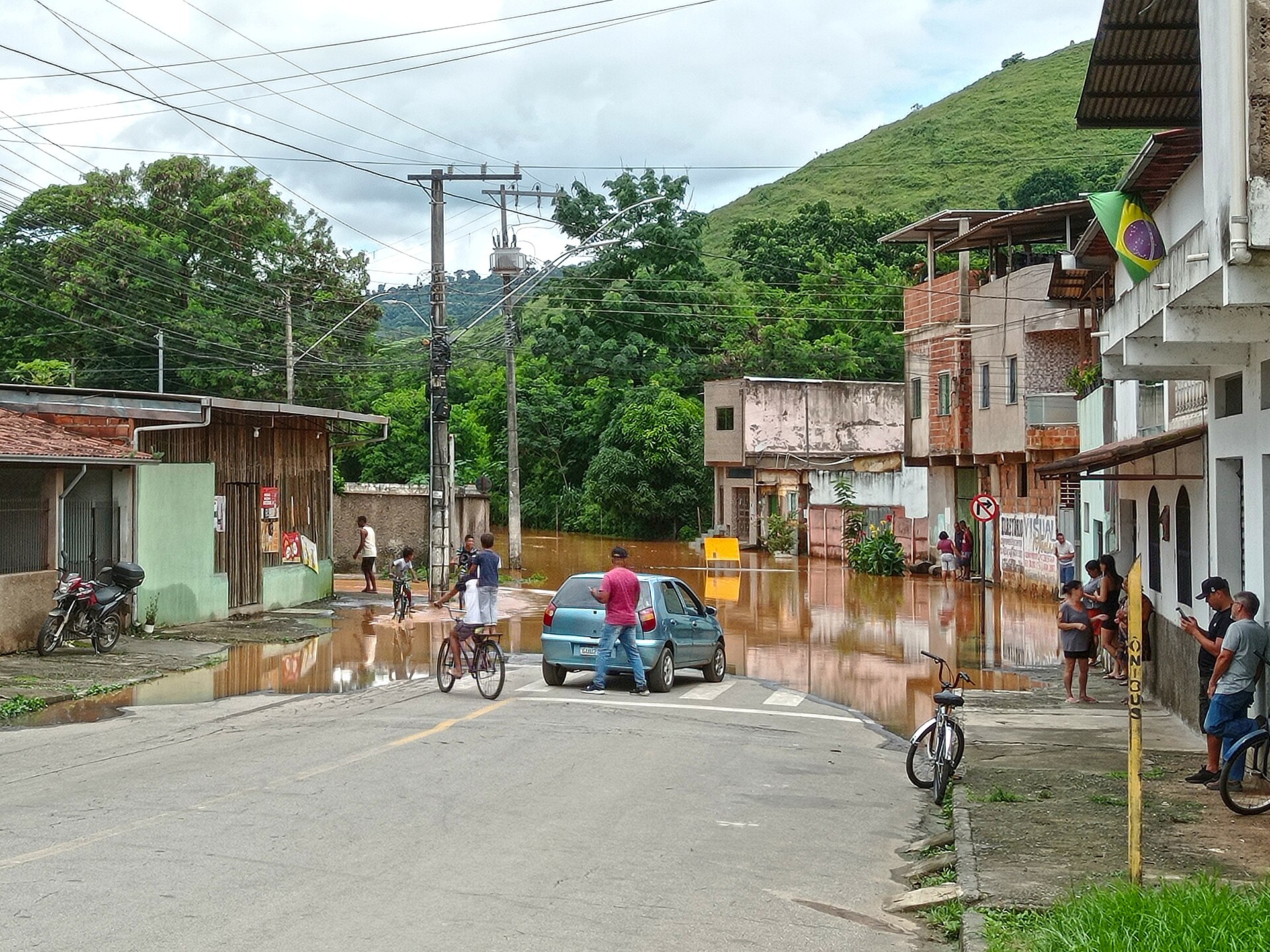 Cena de reportagem: file:Enchente do Rio Piracicaba no B. Mangueiras, Coronel Fabriciano MG.JPG - Wi, no trecho “Os números da Defesa Civil”