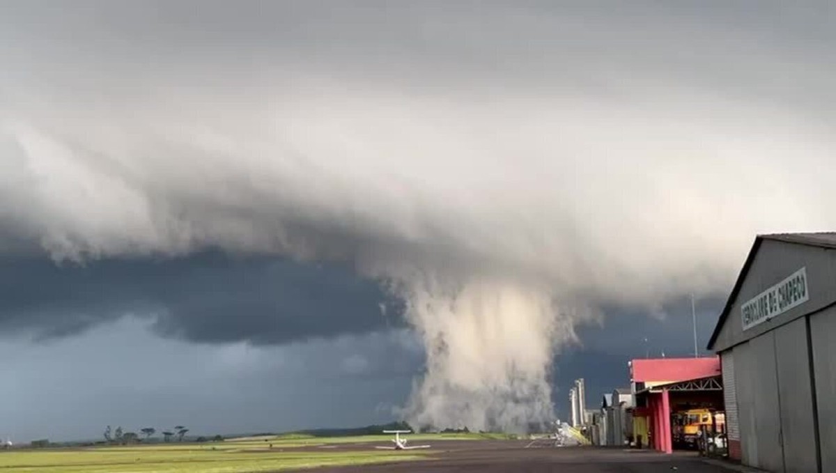 Cena de reportagem: nuvem em formato atípico é registrada em aeroporto de Chapecó (SC) antes de chuv, no trecho “Temperaturas”