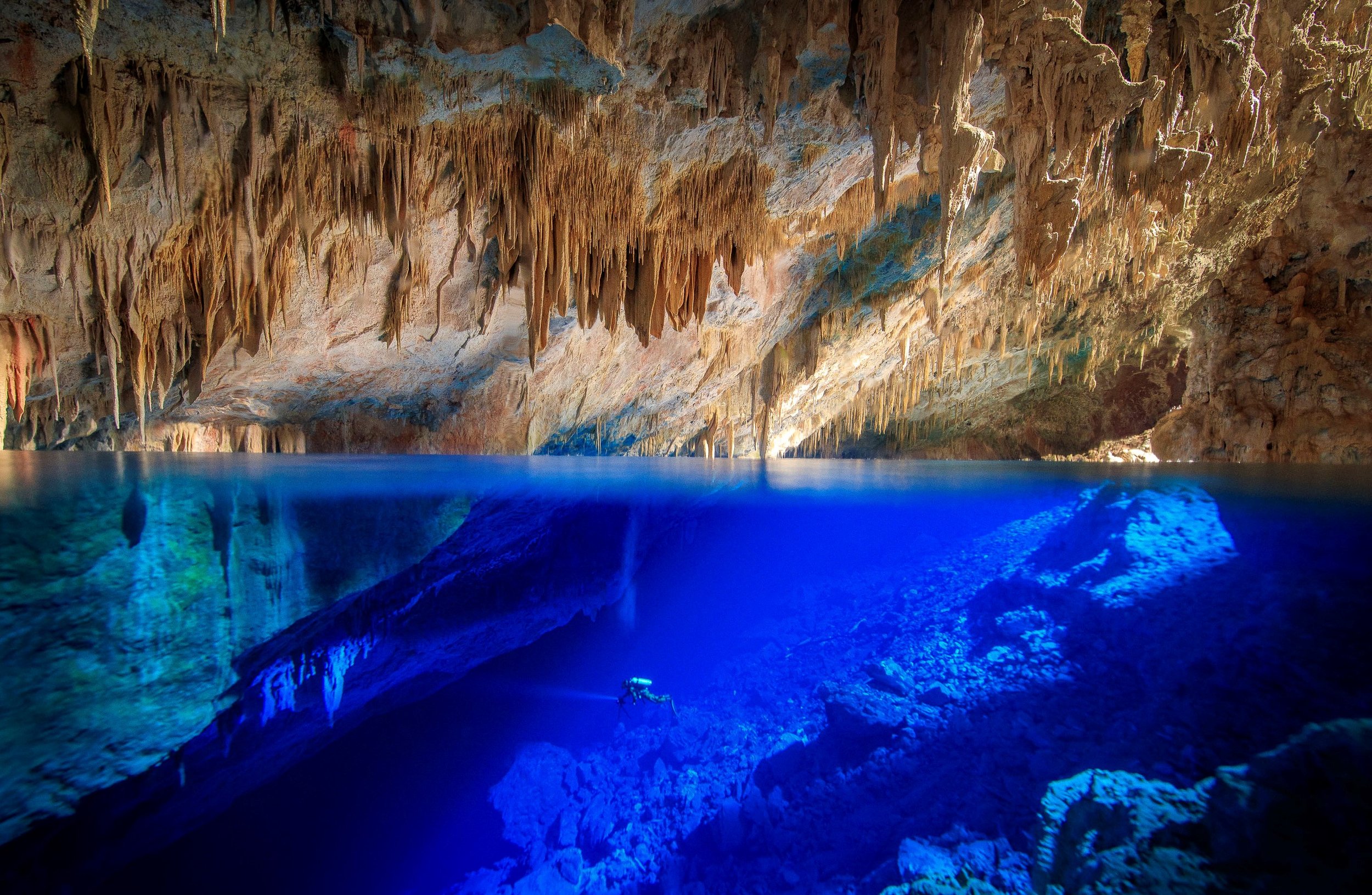 Cena de reportagem: gruta do Lago Azul   Sectur - Secretaria de Turismo e Desenvolvimento  Econômico de Bonito-MS, no trecho “O que levar e o que é obrigatório”