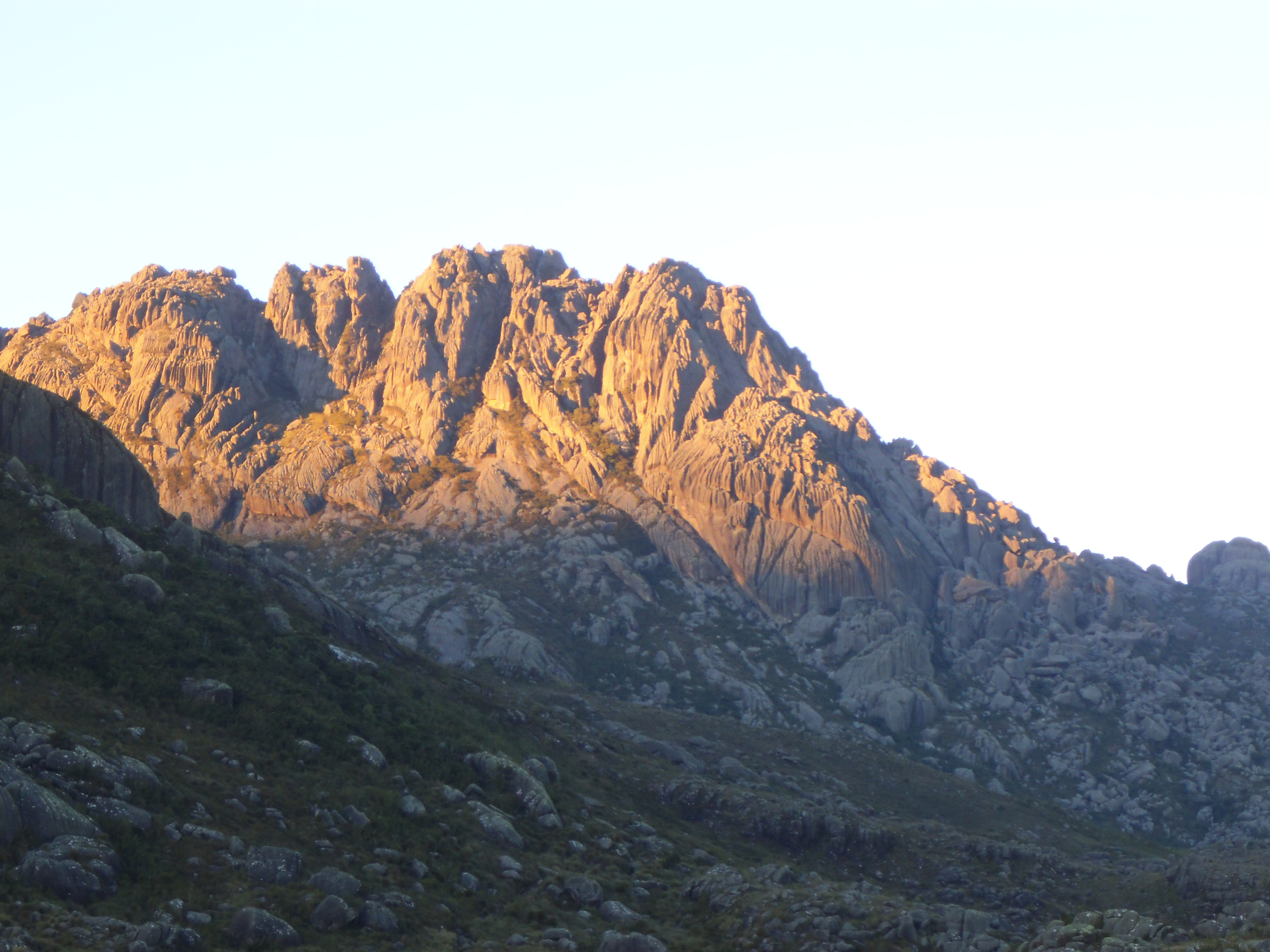 Cena de reportagem: file:Parque Nacional do Itatiaia parte alta o Pico.jpg - Wikimedia Commons, no trecho “Onde fica cada entrada”