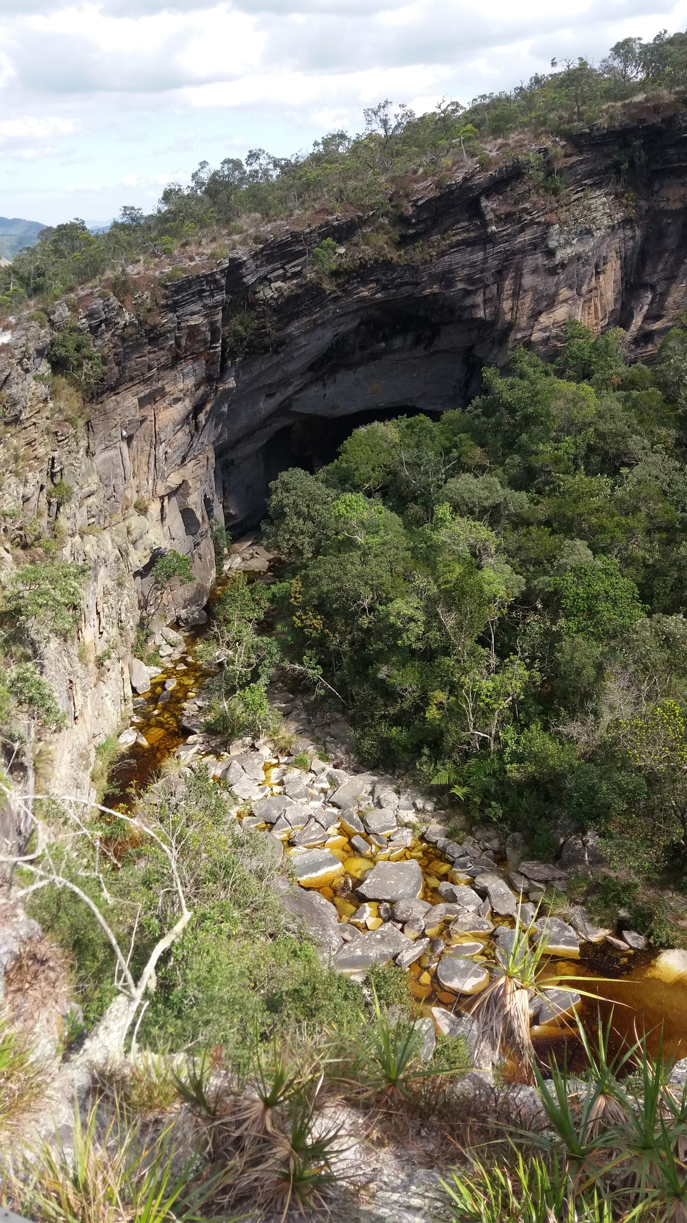 Cena de reportagem: file:Parque Estadual do Ibitipoca Ascastilho 1.jpg - Wikimedia Commons, no trecho “Por que as grutas pedem guia”