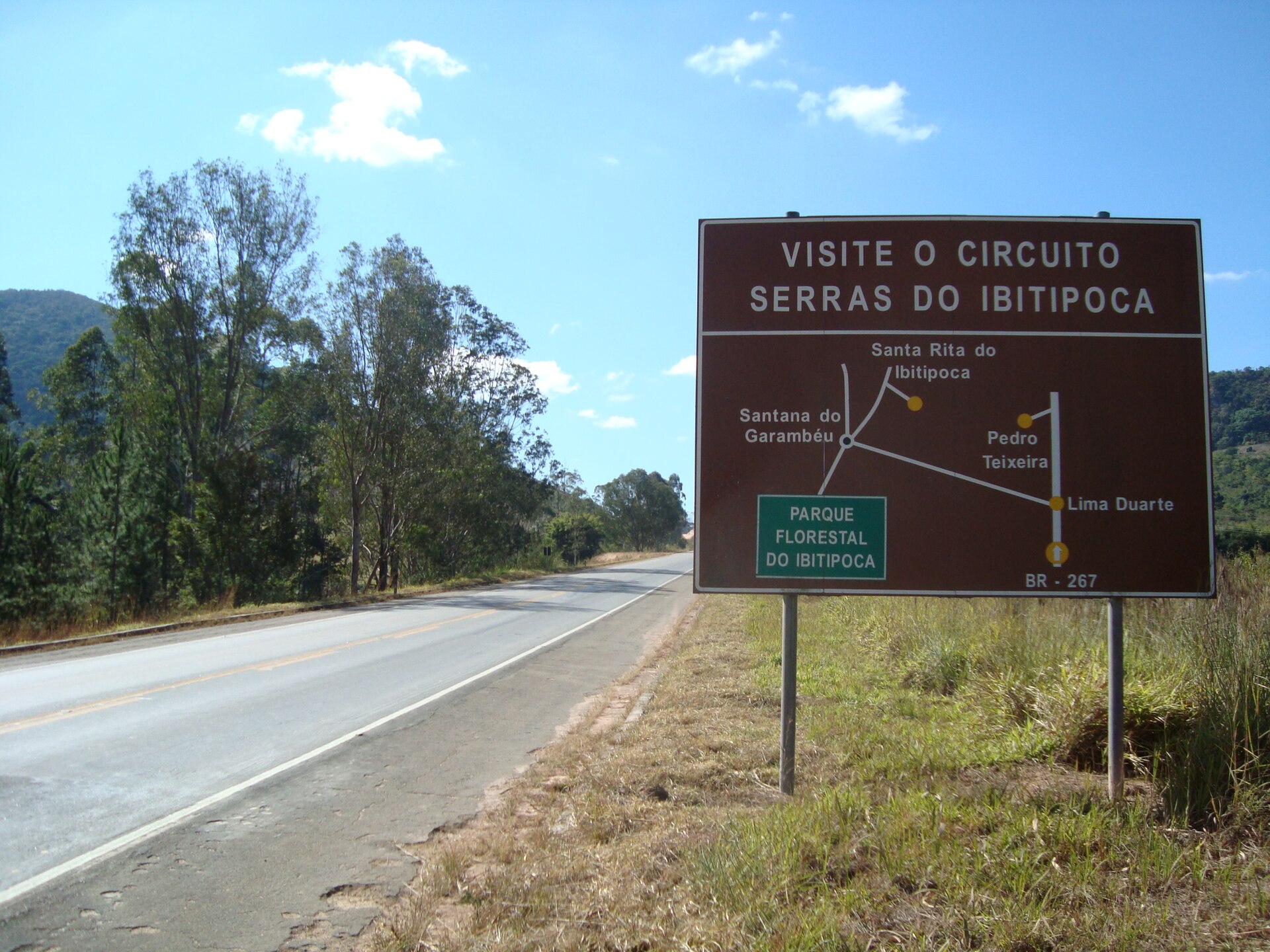 Cena de reportagem: file:Br267 ibitipoca.jpg - Wikimedia Commons, no trecho “Antes de ir”
