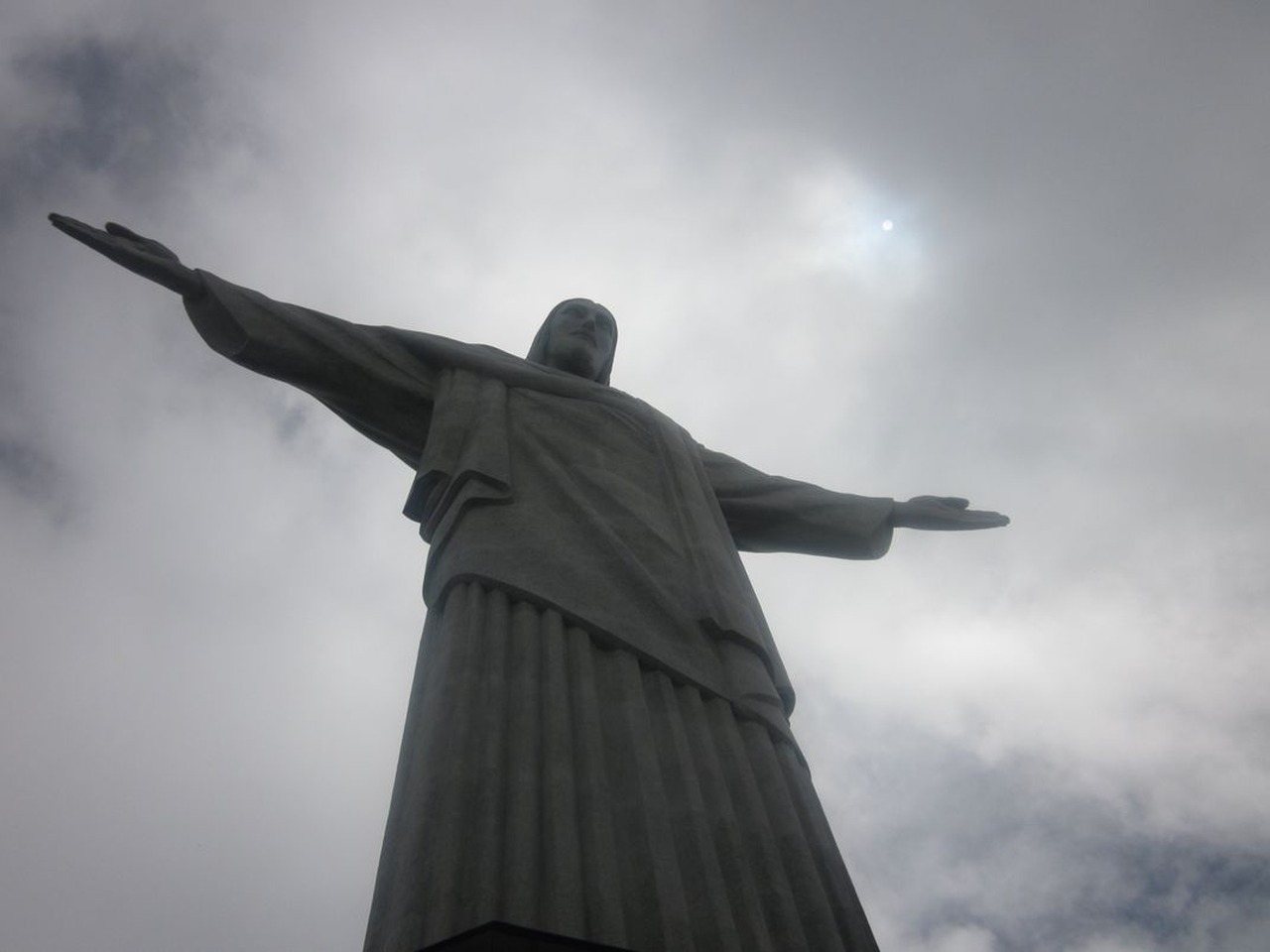 Cena de reportagem: view atop the Corcovado Cristo Redentor Rio de Janeiro, Brazil Smithsonian Photo, no trecho “Quem tem direito a desconto e o que levar”