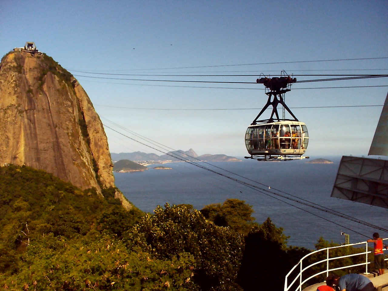 Cena de reportagem: bondinho Pão de Açúcar visto do Morro da Urca. Rio de Jane. Flickr, no trecho “Comportamento e meio ambiente”
