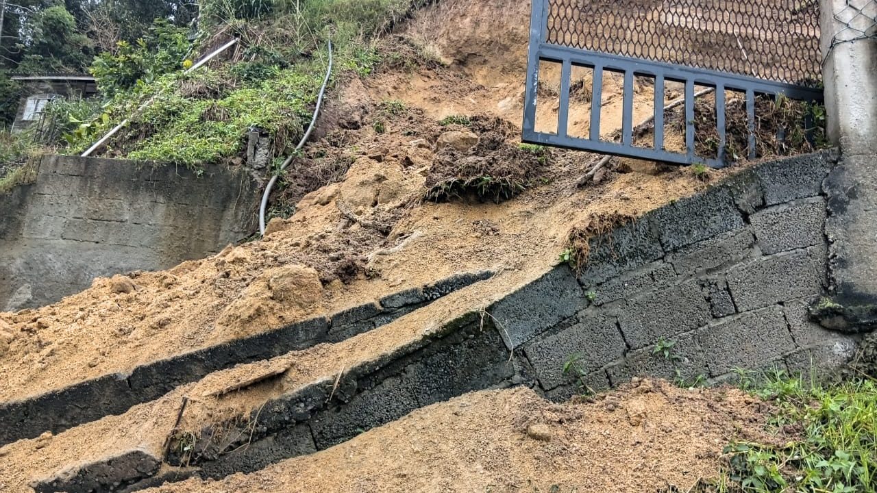 Cena de reportagem: são Sebastião: Defesa Civil interdita casa à beira da rodovia SP-55 após  deslizamento de terra - spriomais, no trecho “Onde encontrar”