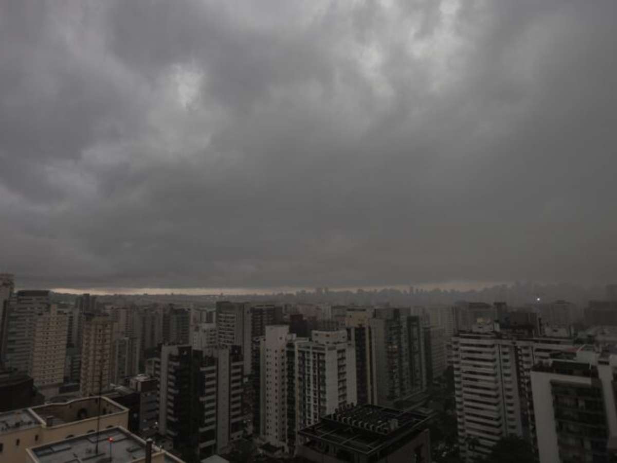 Cena de reportagem: atenção ao alerta do Inmet para fortes chuvas nesta 5°feira, 02, no Sul do, no trecho “Centro-Oeste, Norte e Nordeste”