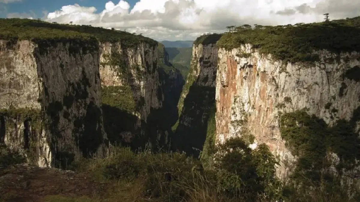 Cena de reportagem: itaimbezinho Canyon Tour with Picnic in Canela Experiences with Local Guide, no trecho “Precisa de guia para fazer a Trilha do Vértice?”