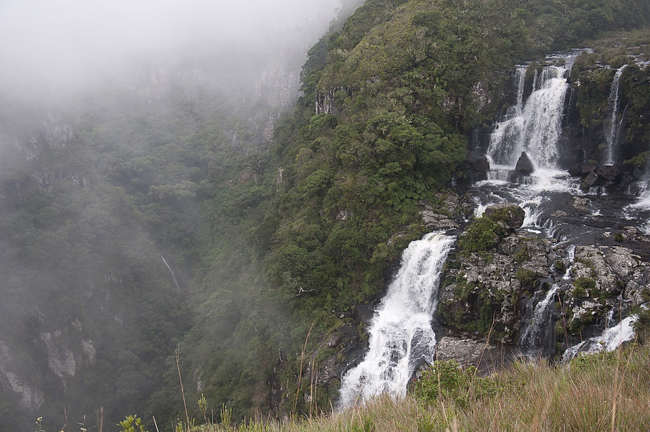 Cena de reportagem: cascata do Tigre Preto - Cânion Fortaleza View in the ligh. Flickr, no trecho “Como organizar o dia saindo de Cambará do Sul”